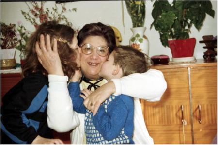 Mamie et ses trois petits-enfants